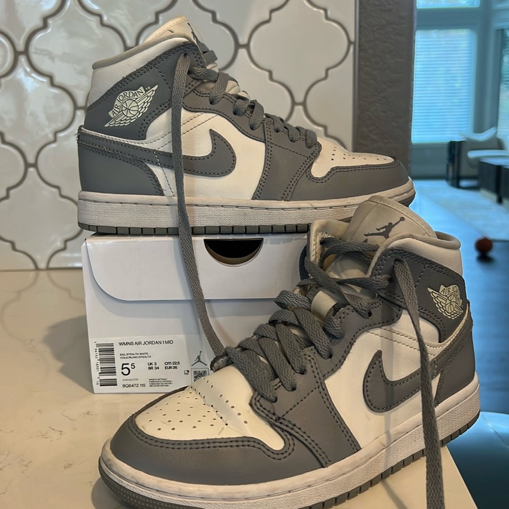 Women’s Air Jordan 1 Mid sneakers